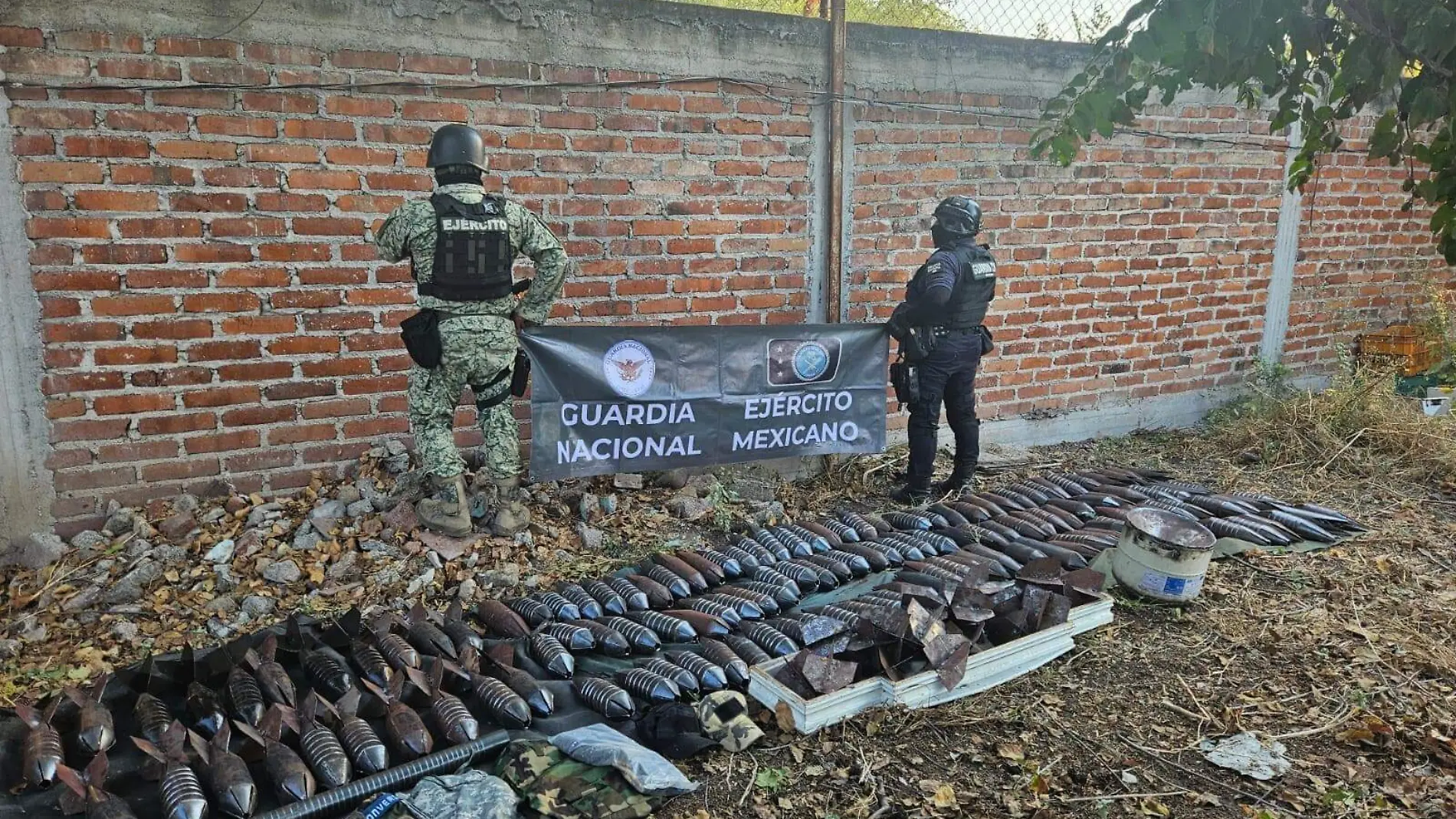 Elementos de la Guardia Nacional y Ejército Mexicano con explosivos decomisados